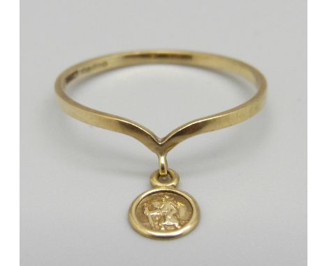 A 9ct gold ring with a St. Christopher charm, 0.7g, N 