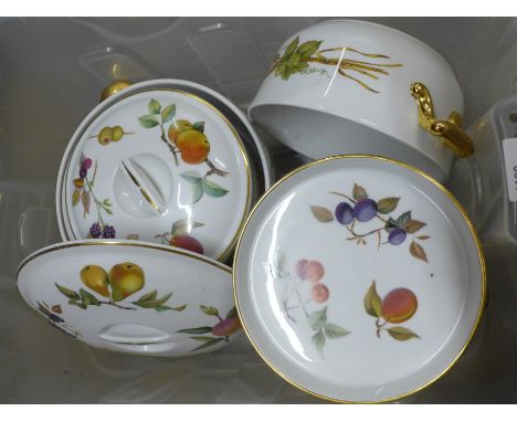Royal Worcester Evesham tablewares **PLEASE NOTE THIS LOT IS NOT ELIGIBLE FOR IN-HOUSE POSTING AND PACKING** 