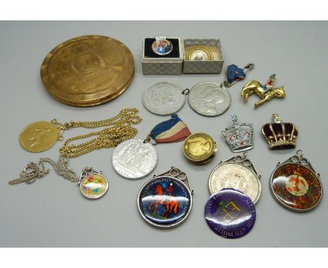 A collection of Royalty commemorative crowns, medallions and an Elizabeth II compact with London landmarks 