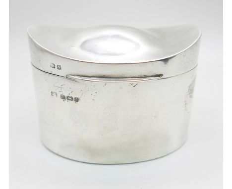 A silver tea caddy with hinged lid by George Unite, Birmingham 1920, 135g, 92mm wide 