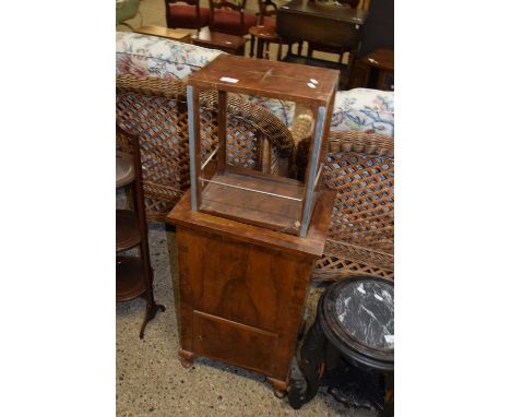 SMALL WALNUT CASED CABINET WITH LIFT UP TOP SECTION PRESUMABLY FOR A VINTAGE RADIO OR SPEAKER, SOME FITTINGS RETAINED TO INTE