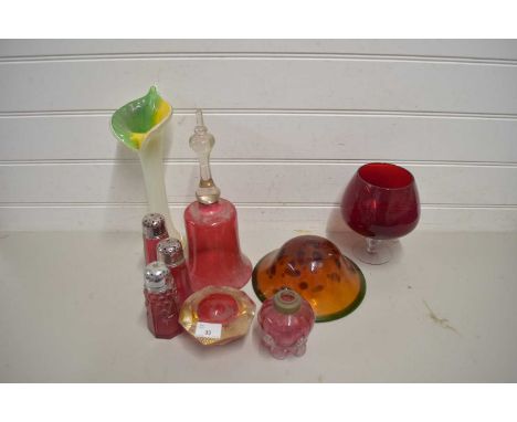 MIXED LOT VARIOUS COLOURED GLASS WARES TO INCLUDE CRANBERRY GLASS SUGAR SIFTERS, RUBY GLASS BRANDY BALLOON, ART GLASS BOWL AN