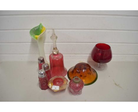 MIXED LOT VARIOUS COLOURED GLASS WARES TO INCLUDE CRANBERRY GLASS SUGAR SIFTERS, RUBY GLASS BRANDY BALLOON, ART GLASS BOWL AN