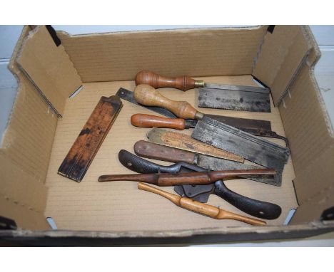 BOX OF VARIOUS TOOLS TO INCLUDE SMALL HAND SAWS, FOLDING RULERS, SPOKE SHAVES ETC