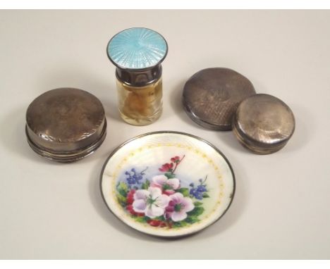 PIN TRAY ETC.
A continental silver & enamelled pin tray, an enamelled smelling salts bottle, Birmingham 1919, a silver colour