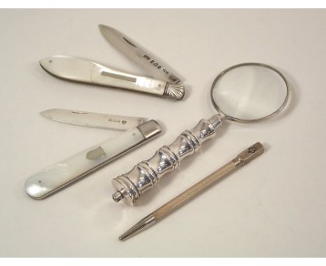 MAGNIFIER ETC. A magnifying glass, two silver &amp; mother of pearl fruit knives &amp; a bridge pencil.