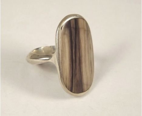 AGATE RING. An agate set silver ring.