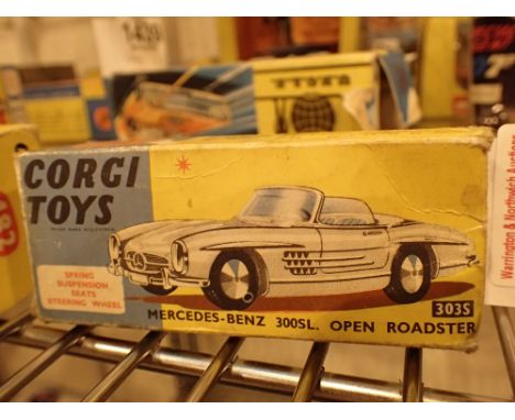 Corgi toys 303 S Mercedes Benz 300 SL open roadster in blue  CONDITION REPORT: Model is in fair - good condition
Box is in po