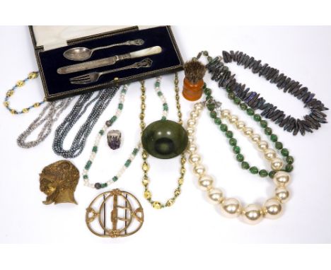 A GREEN HARDSTONE MINIATURE BOWL possibly moss agate, 7cm diameter and a small quantity of jewellery to include a Keim Limite