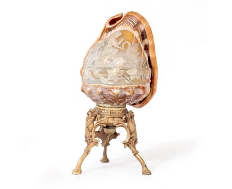 AN EARLY 20TH CENTURY CAMEO CARVED CONCH SHELL TABLE LAMP 22cm high