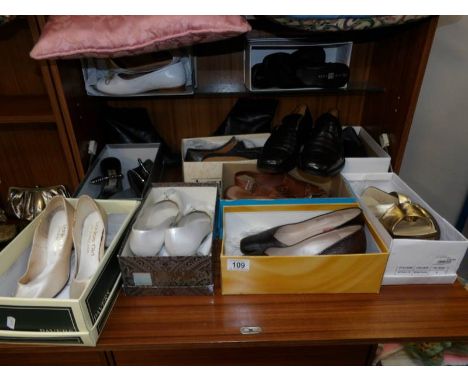 A quantity of vintage and other ladies and gents shoes.