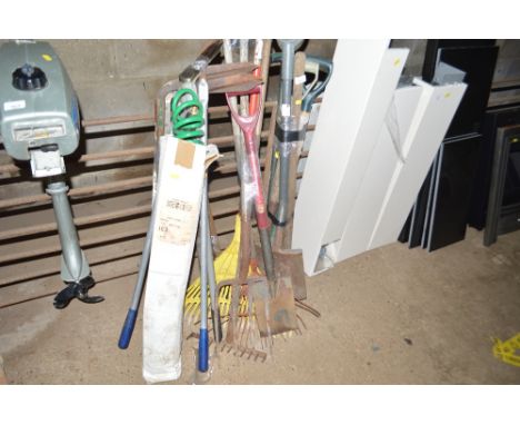 A quantity of garden tools