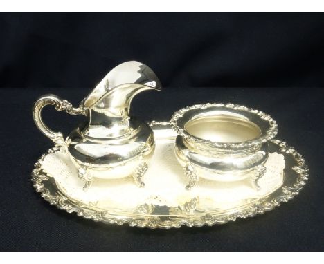 MILCHKÄNNCHEN UND ZUCKERTOPF AUF TABLETT, 2. H. 20. Jh., deutsch, 925er Sterlingsilber, insgesamt 303 Gramm. Gemarkt mit Fein