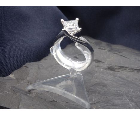 SOLITÄRRING, 585er Weißgold (3,72 g), Ring mit schmaler, geschwungener Ringschiene und einem großen Brillanten im Princess-Sc