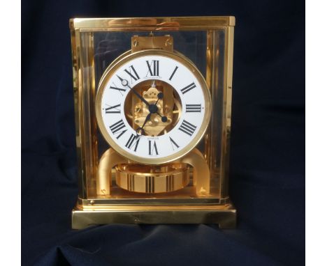 TISCHUHR: JAEGER LECOULTRE - ATMOS V. Manufaktur Jaeger LeCoultre / Schweiz. Vergoldete Drehpendel-Tischuhr mit verglastem re