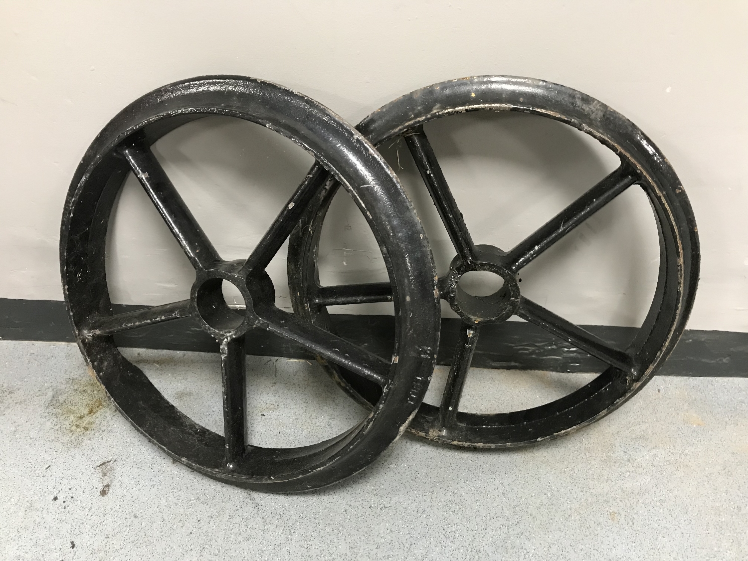 A pair of vintage cast iron wagon wheels, diameter 54 cm