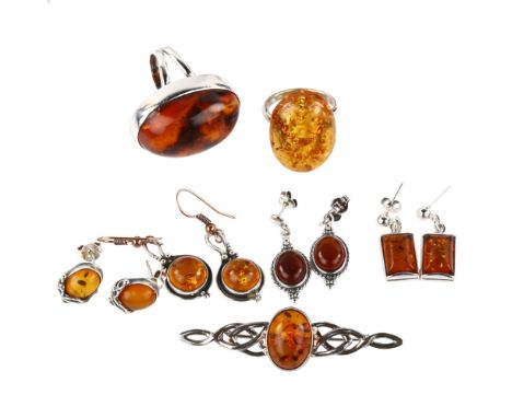 Various silver and amber jewellery, including ring, brooch, earrings etc, ring sizes O and P, 34.3g totalLot sold as seen unl