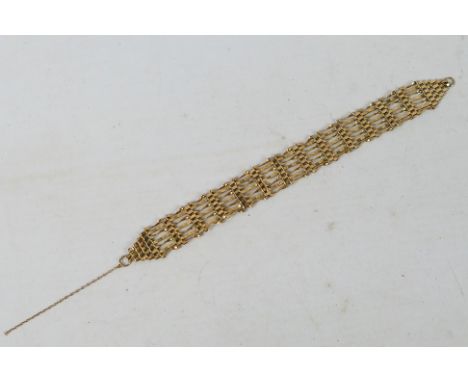 A 9ct yellow gold gate link bracelet (A/F), 7.1 grams. [W]