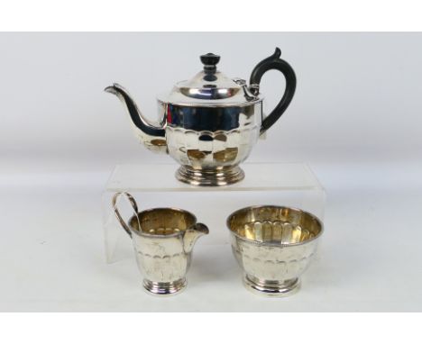 A silver tea service comprising teapot, sugar bowl and milk jug, Sheffield assay 1936, sponsors mark for Viner's Ltd, approxi