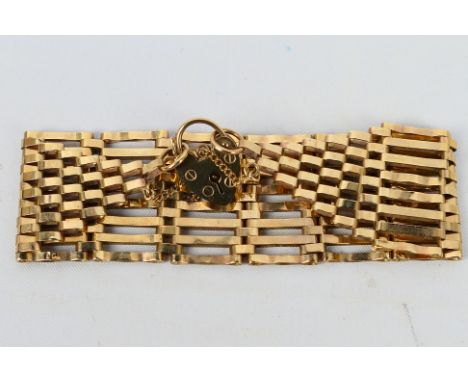 A yellow metal (presumed 9ct) gate link bracelet, 19 cm (l) with 9ct gold padlock clasp, 15.9 grams. [W]