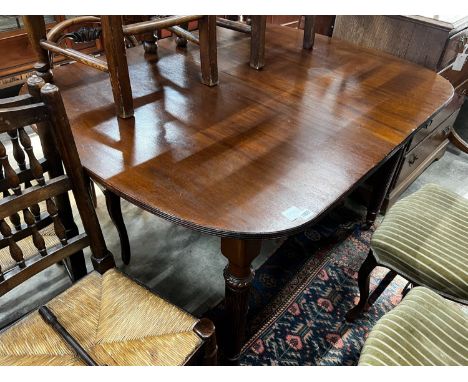 An Edwardian mahogany extending dining table, length 180cm extended, one spare leaf, width 107cm, height 75cm