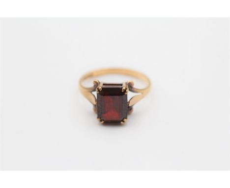 9ct Gold Vintage Garnet Statement Ring (2g)      2036249