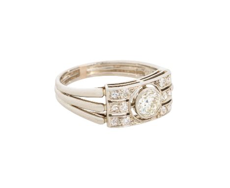Art Déco Ring mit Altschliffdiamant ca. 0,50 ct, ca. LGW-GW (J-K)/VS, weitere kleine Diamanten zus. ca. 0,12 ct (1 bestoßen),