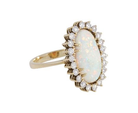 Ring mit Opal und Brillanten von zus. ca. 0,70 ct, ca. LGW (I)/SI, 18K GG, 4,8 gr, RW: 53, 2. Hälfte 20. Jh., leichte Tragesp