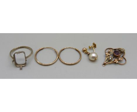 A collection of 9ct gold including an Art Nouveau style pendant, total weight 4.4g, a/f 