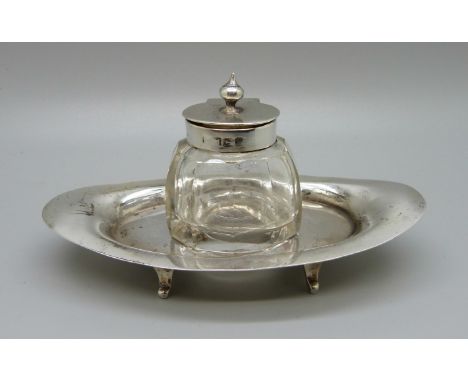 A silver inkwell, Chester 1902, base 29g and 12cm wide 