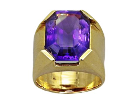 Prunkvoller Ring mit Amethyst 18 K Gelbgold, mit Nitron DXL geprüft. Ein prunkvoller Ring mit einem Amethyst in Smaragdschlif
