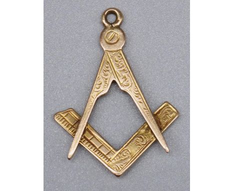 15ct gold hallmarked Masonic Square and Compass pendant with engraved detail, L3.5cm 4.3g 
