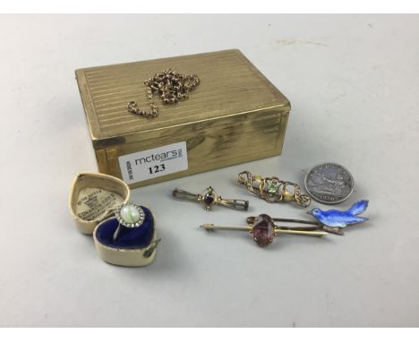 EARLY 20TH CENTURY CLUSTER RING, along with bar brooches and a chain