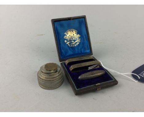VICTORIAN SCARF RING AND BROOCH SET IN A FITTED CASE, comprising a pair of scarf rings and an oval brooch, along with a small