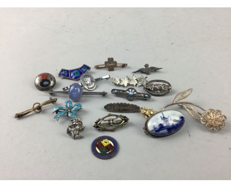 COLLECTION OF VINTAGE SILVER AND OTHER JEWELLERY, including a Delft style brooch, gem set, enamelled and other brooches