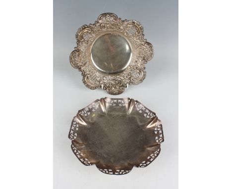 An Edwardian silver circular bowl, the sides pierced with lattice and embossed with floral decoration within a lobed rim, Bir