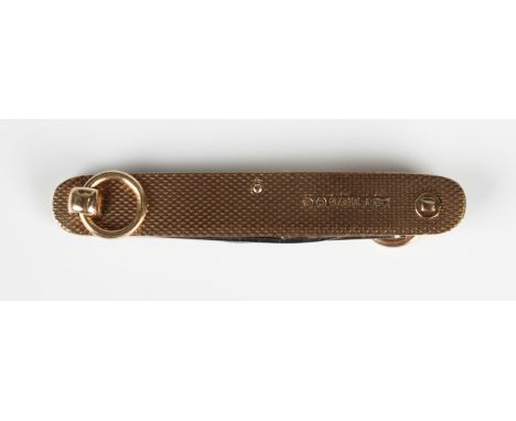 A 9ct gold mounted twin bladed folding pocket knife with engine turned decoration, London 1938, fitted with two suspension ri