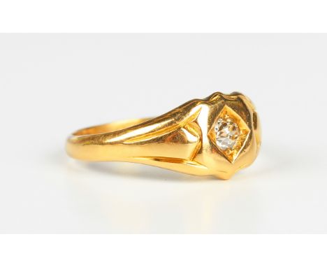 A late Victorian 18ct gold and diamond single stone ring, mounted with a cushion cut diamond, Chester 1899, weight 4.8g, ring