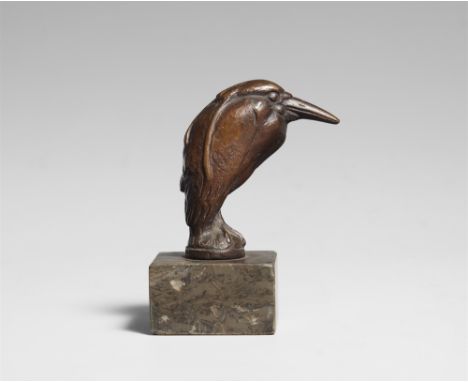 August Gaul, Reiherpetschaft (Sitzender Nachtreiher)Bronze.Mit anthrazit-bräunlicher Patina. H 6,3 cm. Auf Marmorsockel (2,4 