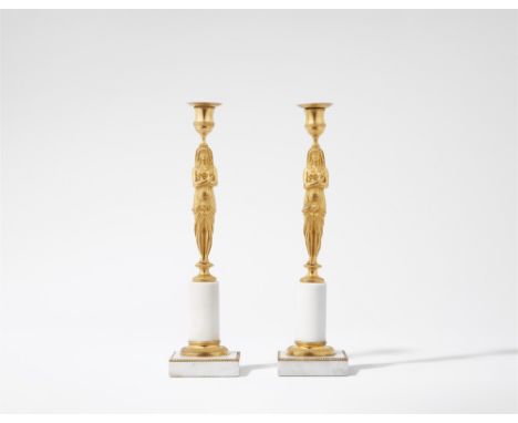Paar Tischleuchter "retour d'égypte"Weißer Marmor, feuervergoldete Bronze/Messing. Tülle verschraubt mit einer plastischen Is