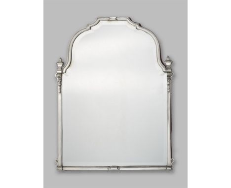 Musealer Régence-ToilettespiegelSilber, originales, facettgeschliffenes Spiegelglas. Über einem mit rotem Samt bezogenen Holz