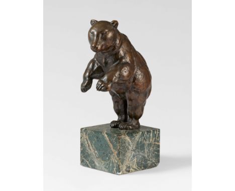 August Gaul, Stehender BärBronze.Mit dunkelbrauner Patina. In guter Erhaltung. Der Sockel an den unteren Ecken bestoßen. H 23