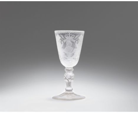 Pokal auf König Friedrich Wilhelm I.Entfärbtes Glas mit Olivblänkungen, Schliff und mattem Tiefschnitt. Mit Bogenranke beschl