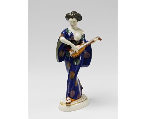Japanerin mit Mandoline, aus dem großen Tafelaufsatz von Adolph AmbergPorzellan, polychromer Unter- und Aufglasurdekor, Vergo