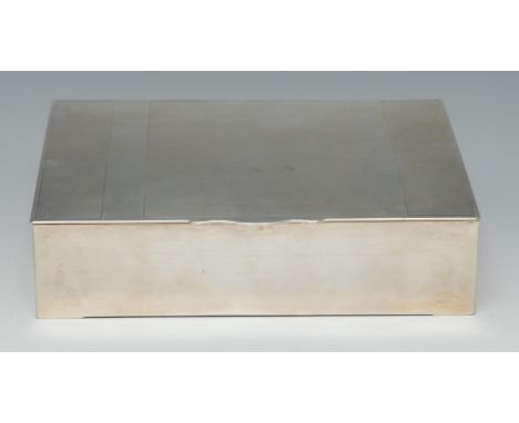 An Art Deco silver rectangular cigar box, hinged cover engine turned and flanked by two broad bands, shaped thumbpiece, 17cm 