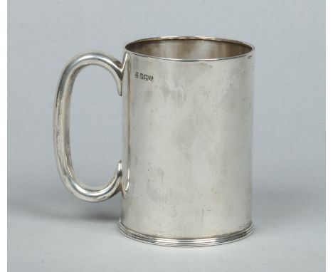 A George V silver tankard of plain form by Cooper Brothers & Sons Ltd. Assayed Sheffield 1918. 329 grams, 11.5cm.   Condition