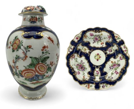 18th century Worcester tea caddy, of oval form and painted in the Kakiemon palette with reserves of flowers against a blue sc