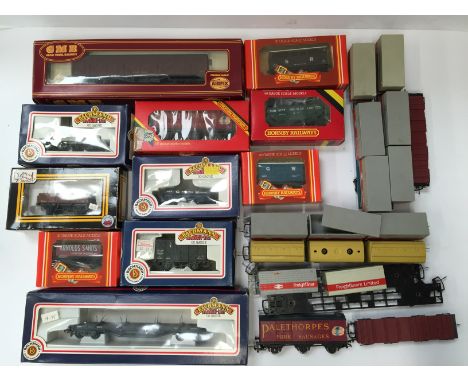 BACHMANN/HORNBY - a tray containing 20 Goods wagons - 11 x Boxed and 9 x unboxed - Bachmann 33-453, 602, 852 and 951 - Hornby