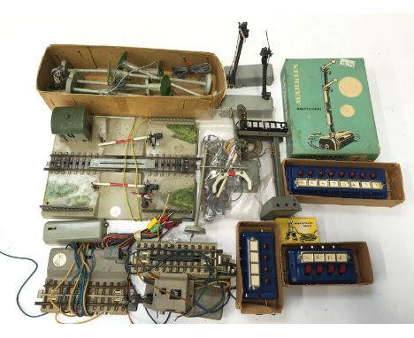 MARKLIN vintage Signals, Lamps etc including 6 x 448/4 Lamps (Good), 7041 Signal (Excellent Boxed) and a Loading Gauge (Excel