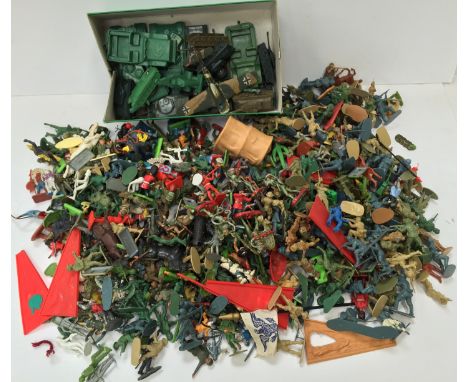 Good quantity of plastic figures by Britains and others, includes five Britains aliens and one spaceman. Together with a sele